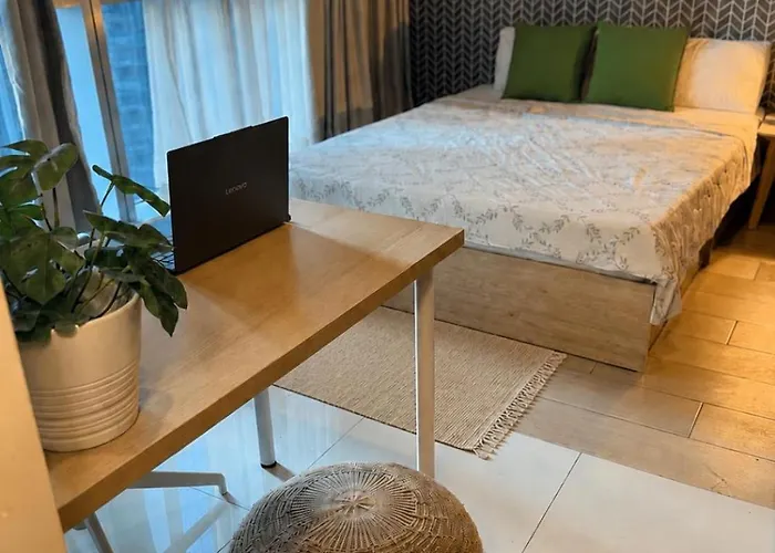 Uptown Parksuites Bgc & Free Parking *